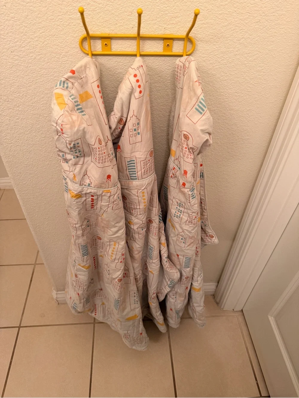 Dwell Studio “Skyline” City Play Set & 3 hooded towels (vintage)